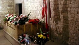 sarkofag Lecha i Marii Kaczyńskich w krypcie pod Wieżą Srebrnych Dzwonów na Wawelu. Fot. PAP/S. Rozpędzik