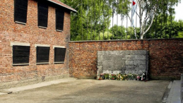 Ściana Straceń w b. niemieckim obozie koncentracyjnym Auschwitz. Fot. PAP/J. Ochoński