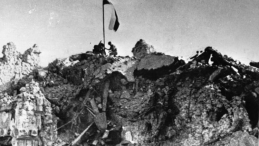 Flaga polska na gruzach klasztoru Monte Cassino. 18.05.1944 r. Fot. PAP/CAF