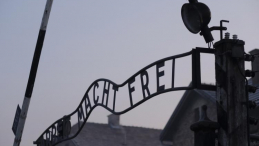 Brama byłego niemieckiego obozu KL Auschwitz. Fot. PAP/A. Grygiel 