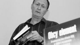 Oleg Zakirov podczas promocji swojej książki "Obcy element". Poznań, 23.06.2010. Fot. PAP/A. Ciereszko