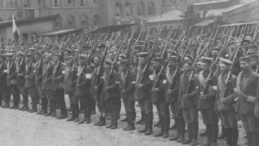 Oddział powstańczy na ulicach Królewskiej Huty po powrocie z walk. 1921 r. Fot. CAW
