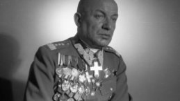 Dowódca 2. Armii Wojska Polskiego gen. Karol Świerczewski. Fot. PAP/CAF/J. Baranowski