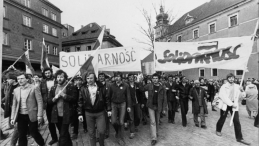 1 maja 1982 r. - demonstranci na pl. Zamkowym w Warszawie. PAP/CAF