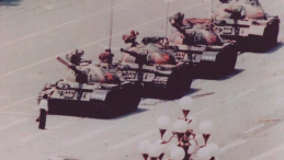 "Bohater z Tiananmen", który zdołał powstrzymać kolumnę czołgów chińskiej armii w czasie demonstracji prodemokratycznej w 1989 r. w Pekinie. Fot. PAP/EPA
