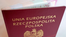 Paszport. Fot. PAP/D. Delmanowicz
