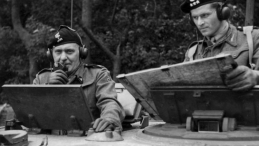 Gen. Stanisław Maczek (L), rtm. T. Wysocki podczas ćwiczeń 1 Dywizji Pancernej przed inwazją na kontynent. Scarborough, 07.1944. Fot. NAC