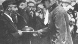Marszałek Józef Piłsudski przyjmuje w Dęblinie delegację Żydów. Źródło: Muzeum Polin