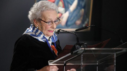 Była więźniarka Bronisława Karakulska przemawia w budynku "Sauny" na terenie byłego obozu Auschwitz II-Birkenau podczas obchodów 73. rocznicy wyzwolenia niemieckiego obozu zagłady KL Auschwitz-Birkenau. Fot. PAP/S. Rozpędzik