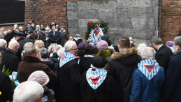 Byli więźniowie i ich rodziny składają kwiaty pod Ścianą Śmierci, przy bloku 11 byłego obozu Auschwitz I, w trakcie obchodów 73. rocznicy wyzwolenia niemieckiego obozu zagłady KL Auschwitz-Birkenau. Fot. PAP/J. Bednarczyk