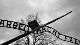 Brama główna obozu Auschwitz I. Fot. PAP/M. Billewicz