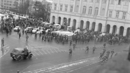 Oddziały ZOMO i milicji  rozpędzają uczestników demonstracji, studentów i przypadkowych przechodniów na Krakowskim Przedmieściu. Fot. PAP/T. Zagoździński