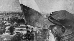 Polska flaga zawieszona w Berlinie na Kolumnie Zwycięstwa 2 maja 1945 r. Źródło: Wikimedia Commons