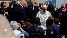 Ojciec Święty Franciszek wita kombatantów 2. Korpusu WP na placu Świętego Piotra w Watykanie podczas audiencji generalnej. Fot. PAP/A. Guz
