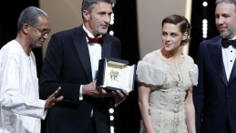 Paweł Pawlikowski (2L) odebrał nagrodę za najlepszą reżyserię za film "Zimna wojna" podczas 71. Międzynarodowego Festiwalu Filmowego w Cannes. Fot. PAP/EPA