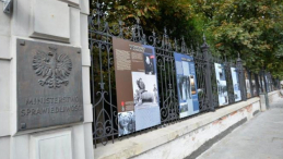 Wystawa „First to fight. Polacy na frontach II wojny światowej” na ogrodzeniu budynku Ministerstwa Sprawiedliwości. Źródło: Ministerstwo Sprawiedliwości