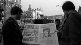 Mieszkańcy Krakowa oglądają numer „Tygodnika Powszechnego” w całości poświęconego wyborowi K. Wojtyły na papieża. Fot. PAP/M.  Sochor