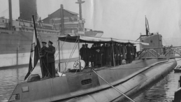 Wciąganie bandery po wodowaniu okrętu podwodnego ORP Orzeł w stoczni Vlissingen. Źródło: NAC
