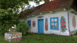 Tradycyjne malowanie domów i obejść w Zalipiu, 2013 r. Fot. PAP/J. Bednarczyk