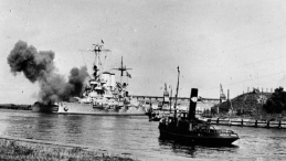 Pancernik „Schleswig-Holstein” podczas ostrzału Westerplatte. 01.09.1939 r. Fot. PAP/Archiwum