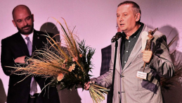 Georgi Gospodinow odebrał Literacką Nagrodę Europy Środkowej Angelus za powieść „Fizyka smutku” podczas uroczystej gali w Teatrze Muzycznym Capitol we Wrocławiu. Fot. PAP/S. Borowski
