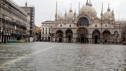 Wenecja 25.11.02. Wenecja pod wodą: Plac św. Marka. PAP/EPA