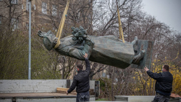 Demontaż pomnika sowieckiego marszałka Iwana Koniewa w Pradze. 03.04.2020. Fot. PAP/EPA
