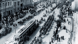 Kijów, maj 1920. Defilada wojsk polskich ulicą Wielką Włodzimierską. Źródło: Muzeum Wojska Polskiego w Warszawie