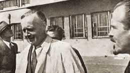 Joachim von Ribbentrop na lotnisku w Moskwie w sierpniu 1939 r. Źródło: Wikipedia Commons