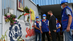 Prezydent Andrzej Duda złożył kwiaty pod bramą nr 2 Stoczni Gdańskiej. Fot. PAP/A. Warżawa