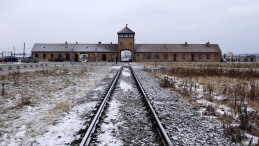 Oświęcim, 08.02.2017. Brama obozu Auschwitz II-Birkenau. Fot. A. Grygiel