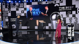 Robert Lewandowski (z prawej na ekranie) wygrał plebiscyt FIFA na Piłkarza Roku 2020. Fot. PAP/EPA
