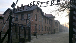 Oświęcim, 27.01.2020. Brama byłego obozu Auschwitz II-Birkenau w Oświęcimiu. Fot.  A. Grygiel
