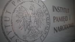 Warszawa, 21.03.2014. Logo przed siedzibą IPN. Fot. R. Guz