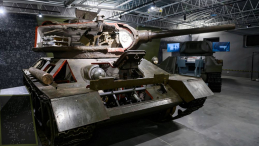Czołg T-34-85 „Rudy” używany podczas produkcji II i III sezonu serialu „Czterej pancerni i pies” na ekspozycji Muzeum Broni Pancernej w Poznaniu. Fot. PAP/J. Kaczmarczyk