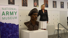 Anna Maria Anders podczas uroczystości odsłonięcia popiersia gen. Władysława Andersa w Narodowym Muzeum Armii w Londynie. Źródło: Ambasada RP w Londynie