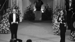 Szwecja, Sztokholm, 10.12.1980. Czesław Miłosz (L) podczas ceremonii wręczenia Nagrody Nobla w dziedzinie literatury. Fot. PAP/CAF-J. Undro