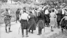Masakra ludności cywilnej w Kondomari na Krecie (Grecja), 2 czerwca 1941 dokonana przez spadochroniarzy Luftwaffe.  Źródło: Bundesarchiv/ Fot. Franz Peter Weixler/domena publiczna