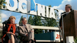 Gdańsk, 15.09.1990 r. Prezydent USA Ronald Reagan z małżonką Nancy na spotkaniu w Stoczni Gdańskiej z kandydującym na urząd prezydenta RP Lechem Wałęsą. Fot. PAP/G. Rogiński