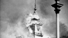 Płonący Zamek Królewski w Warszawie, zbombardowany przez Niemców we wrześniu 1939 r. Fot. PAP/CAF