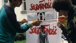 Plakat zaprojektowany przez Tomasza Sarneckiego, z filmowym szeryfem Garym Cooperem na tle napisu „Solidarność”, zachęca do uczestnictwa w wyborach hasłem: W samo południe 4 czerwca 1989. Fot. PAP/J. Morek