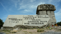Treblinka. Pomnik na terenie Muzeum Walki i Męczeństwa. Fot. PAP/W. Pacewicz