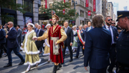 Prezydent RP Andrzej Duda (C) i minister kultury Piotr Gliński (centrum-P) otworzyli 86. Paradę Pułaskiego w Nowym Jorku. Fot. PAP/L. Szymański