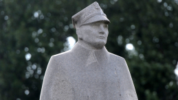 Pomnik generała Stefana Roweckiego pierwszego komendanta głównego Armii Krajowej. Fot. PAP/G. Jakubowski 