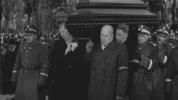 Pogrzeb Bolesława Bieruta 16 marca 1956 roku w Warszawie. Na pierwszym planie wśród niosących trumnę Józef Cyrankiewicz i Edward Ochab. Fot. CAF/PAP
