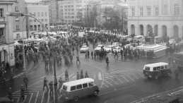Demonstranci na Krakowskim Przedmieściu 8 marca 1968 r. Fot. PAP/T. Zagoździński