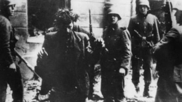 Powstańcy żydowscy pod strażą Niemców podczas powstania w getcie warszawskim. Fot. NAC