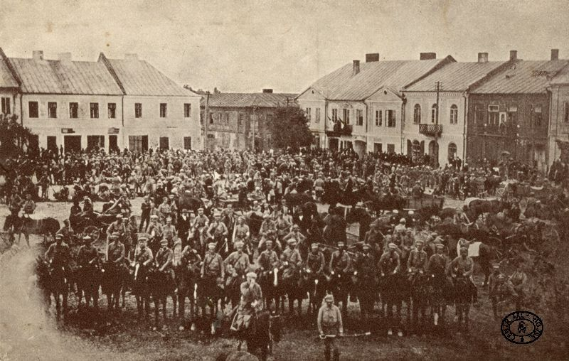 Strzelcy z 1 Kompanii Kadrowej na rynku w Jędrzejowie. Sierpień, 1914 r. Źródło: CAW