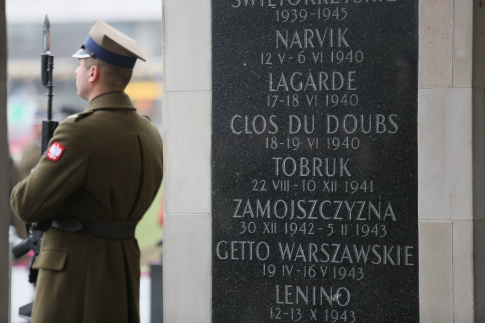 Obchody 75. rocznicy bitwy o Tobruk - uroczystość przed Grobem Nieznanego Żołnierza w Warszawie. Fot. PAP/L. Szymański