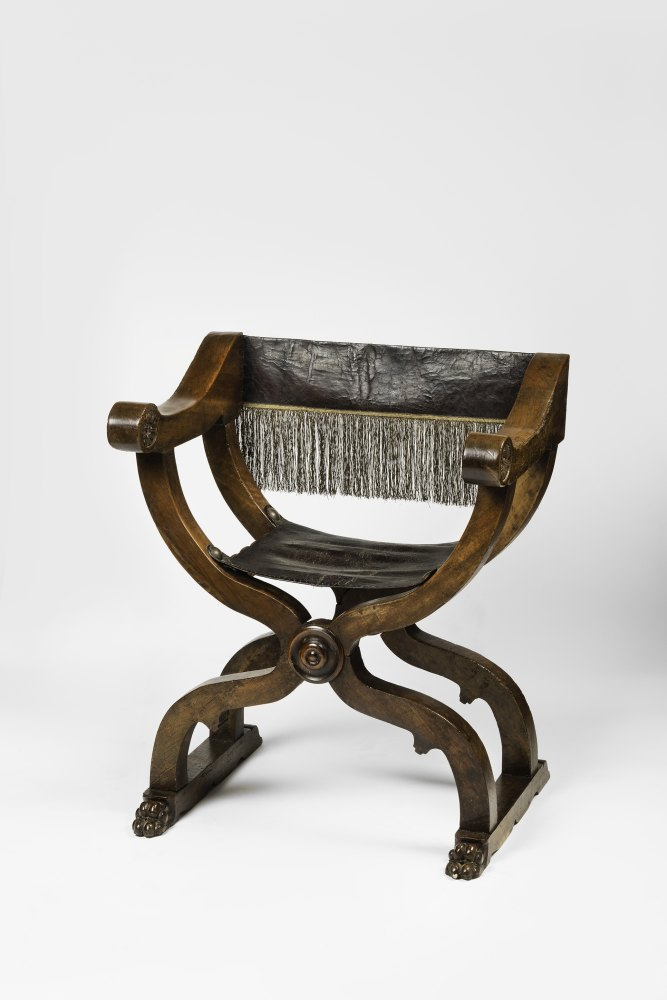 Fotel nożycowy (tzw. krzesło Dantego) - Włochy, XVI w. Ze zbiorów Muzeum Narodowego w Warszawie, fot. Piotr Ligier. Źródło: Muzeum Warmii i Mazur 